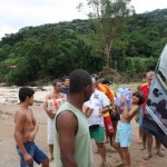 São José do Vale do Rio Preto: população ajuda no carregamento dos produtos doados