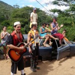 Os palhaços do Cia do Quintal levando música e muita alegria para a região de Cruzeiro