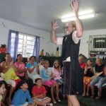 Abertura da Escola Municipal Pedro Torres Leite em Santa Rita: mães e alunos entretidos e motivados para o início das aulas pós tragédia