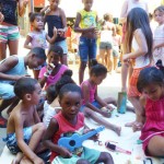 Maré: crianças ganham brinquedos